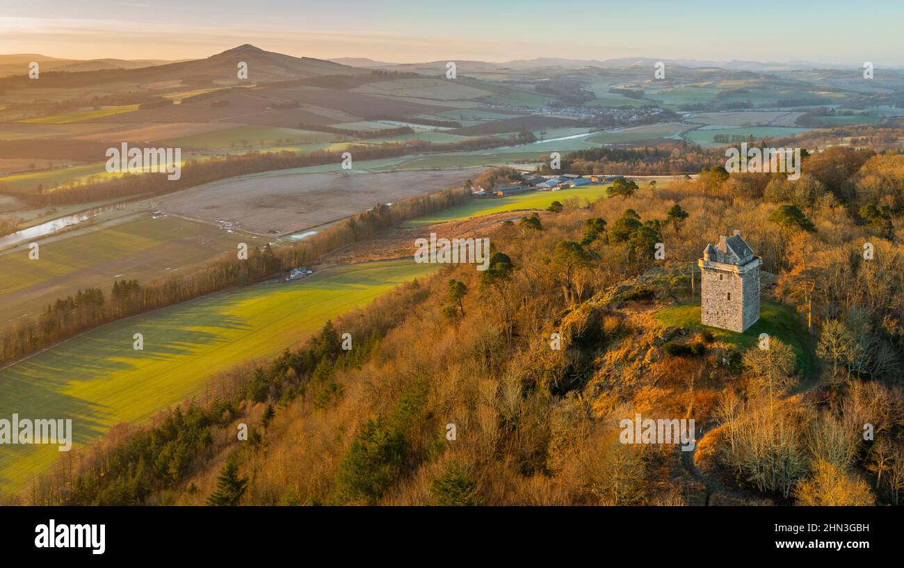 4th gennaio 2022 una chiara vista mattutina del Castello di Fatlips ai confini scozzesi. Il Castello di Fatlips è un'icona dei confini scozzesi arroccata in cima a min Foto Stock