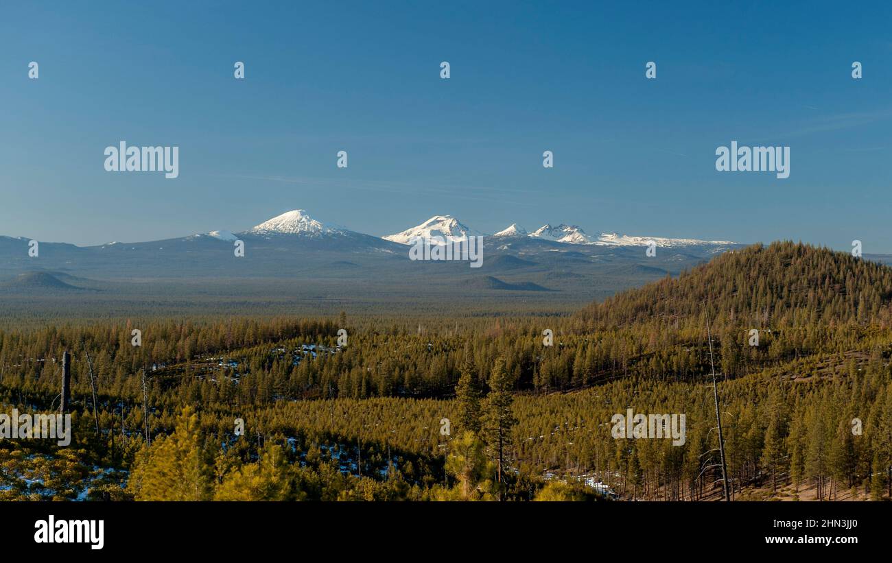 Quattro dei vulcani Cascades dell'Oregon. Da L a R: Mt. Bachelor, South Sister, Middle Sister, Broken Top visto dai monti Paulina. Foto Stock