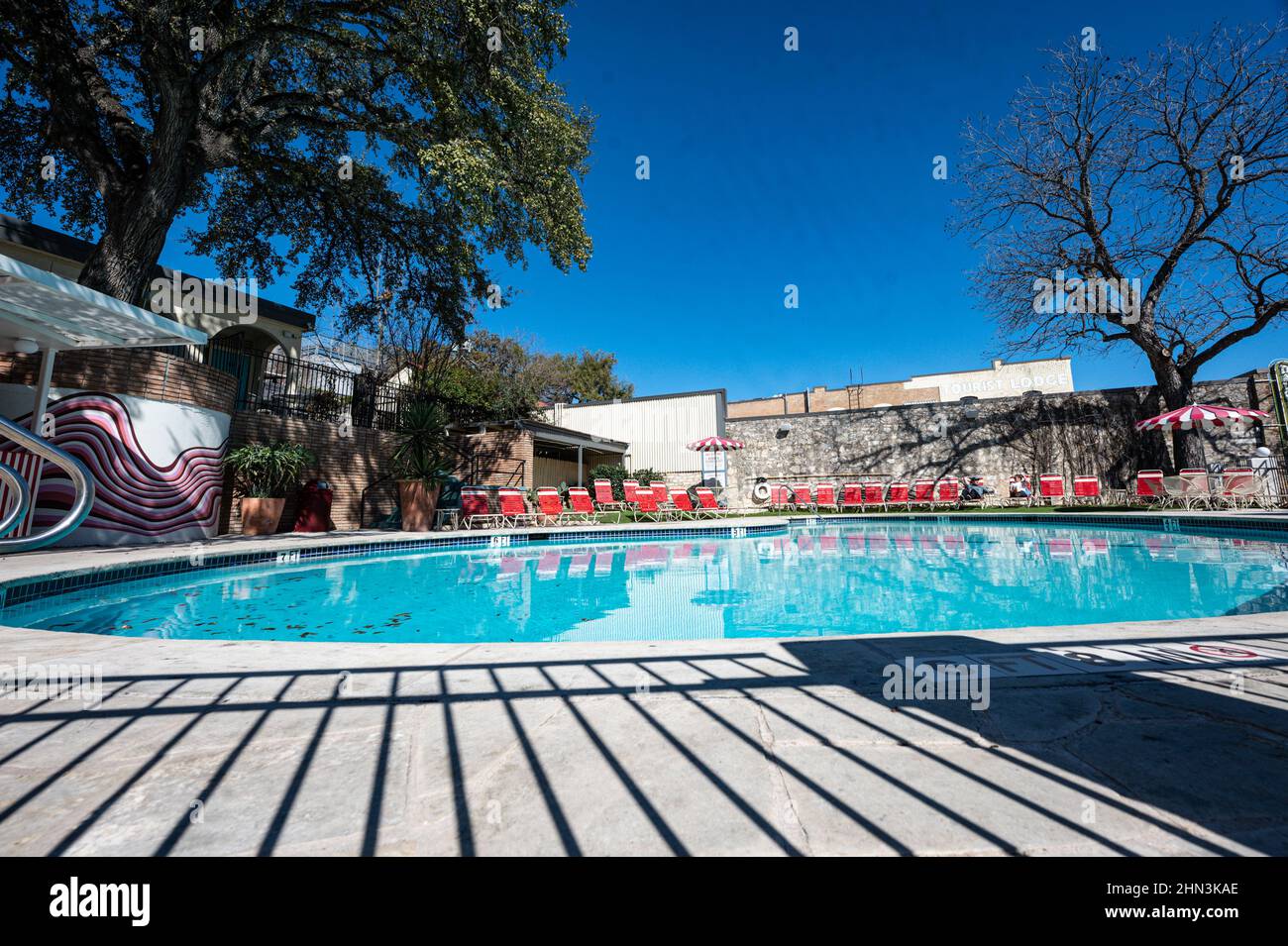 Austin, Texas, Stati Uniti. 13 Febbraio, 2022. La piscina all'Austin Motel. South Congress è un quartiere e quartiere dello shopping riconosciuto a livello nazionale loc Foto Stock