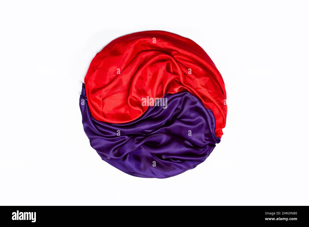 Bandiera sudcoreana, simbolo yin e yang realizzato in raso rosso e viola su sfondo bianco Foto Stock