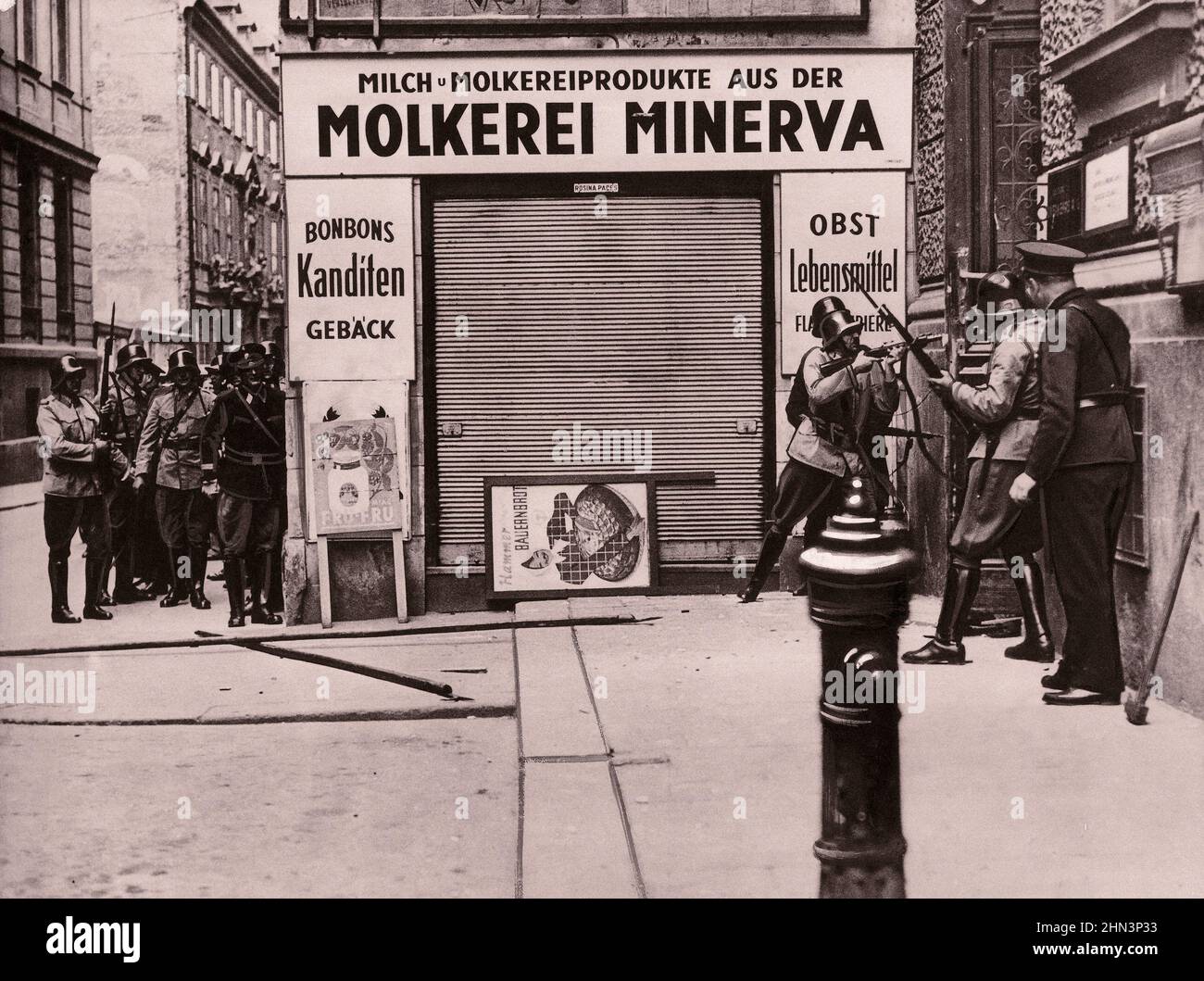Il putsch nazista a Vienna (luglio Putsch) e l'assassinio del cancelliere Engelbert Dollfuss. Austria, 1934 ufficiali di polizia e membri dell'erpice Foto Stock