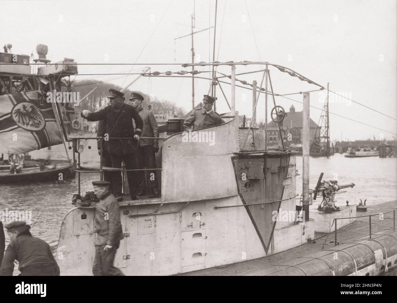 Principe Enrico di Prussia su un sottomarino di ritorno in un porto di casa. A Kiel, aprile 1917 Foto Stock