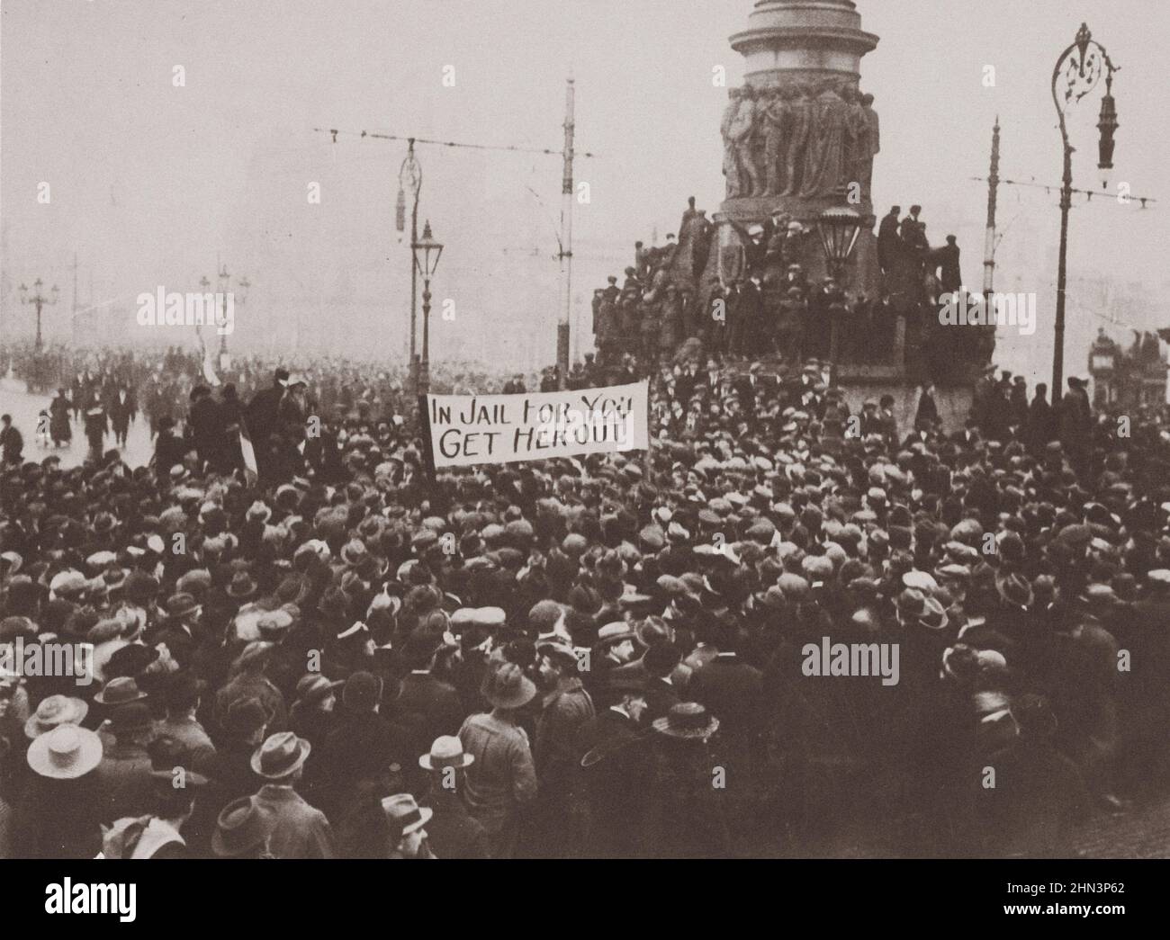 Foto d'epoca dei Sinn Feiners che si raduna per le strade di Dublino, allo scopo di esigere la liberazione dei prigionieri del Sinn Fein. 1917-1918 Sinn Féin i Foto Stock