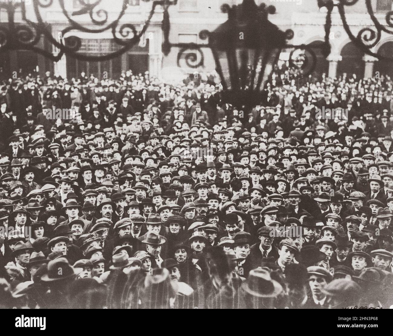 Proclamazione della Repubblica d'Irlanda in Mansion House, Dublino, Irlanda. Junuary 21, 1919 folla fuori Mansion House quando il Parlamento Sinn Fein si è riunito. Foto Stock