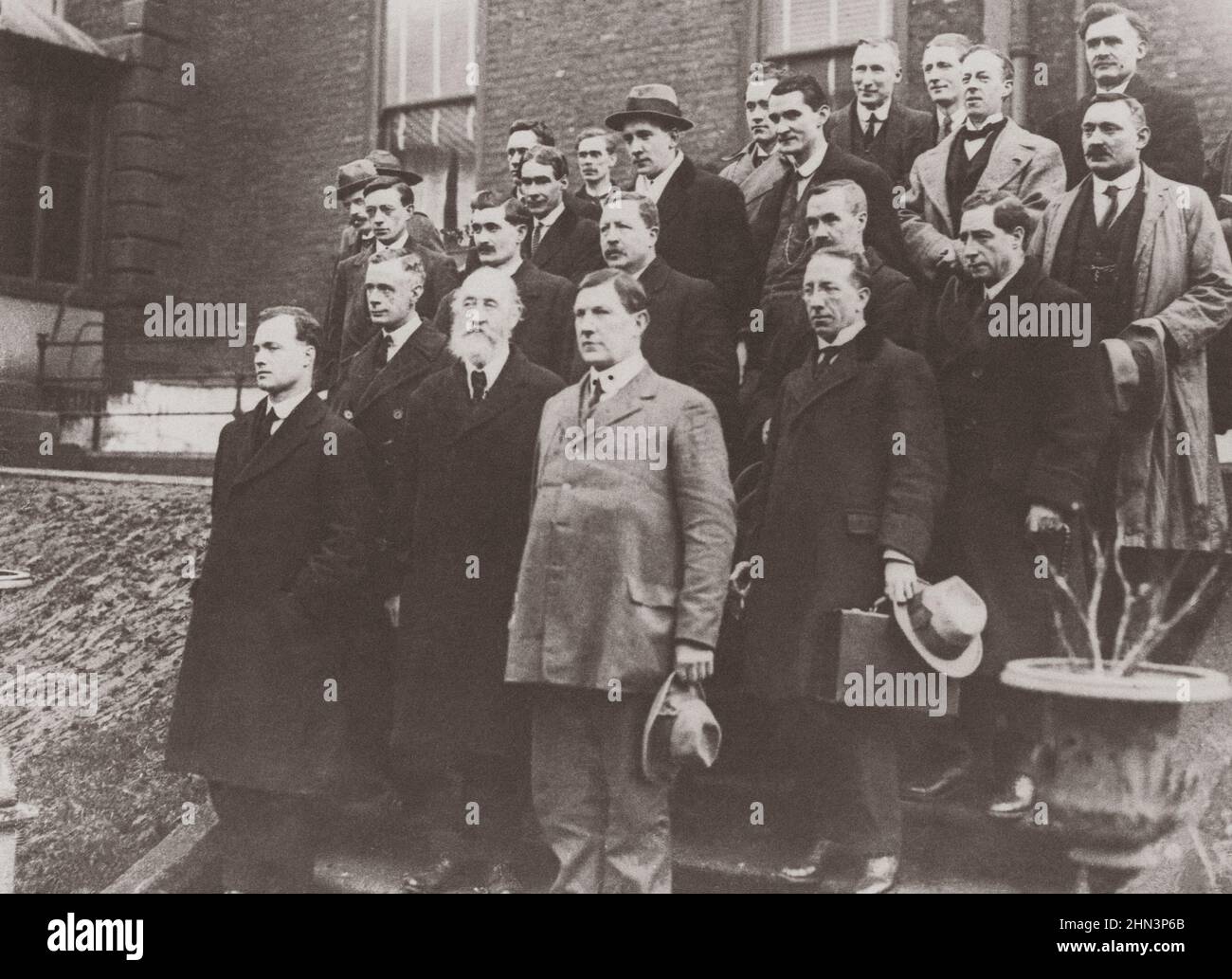 Foto d'epoca degli organizzatori del Parlamento di Sinn Fein, Irlanda. Fubruario 10, 1919 questi Sinn Feinners sono stati tutti eletti al Parlamento britannico ma rifiutati Foto Stock