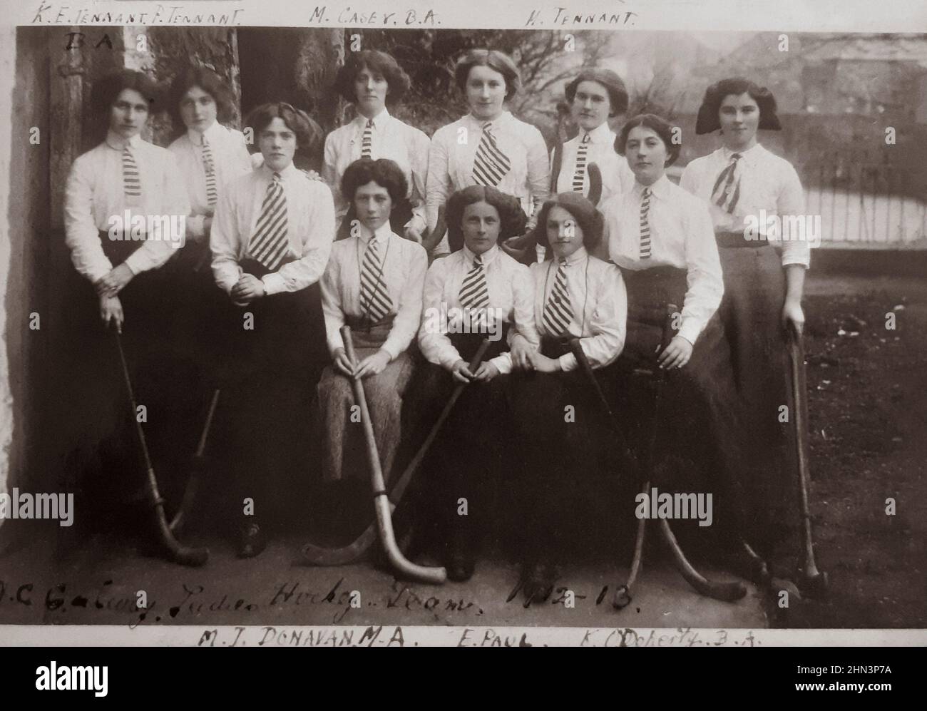 Foto d'epoca della squadra irlandese di hockey da donna. 1912 Hockey Team, Convento Domenicano, Taylor’s Hill, Galway, Irlanda Foto Stock