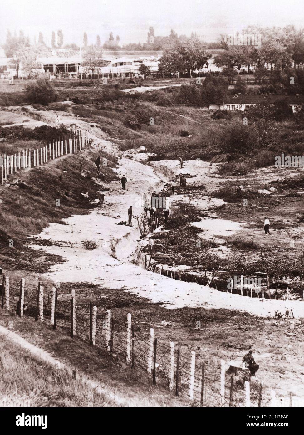 Foto d'epoca della crisi berlinese del 1961: Costruire il Muro nel tentativo finale di fermare un alluvione di rifugiati fuggiti dalla Germania orientale attraverso Berli occidentale Foto Stock