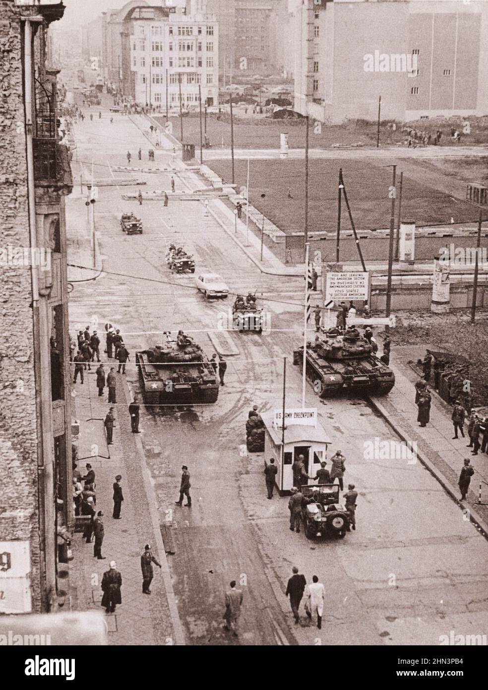 Foto d'epoca della crisi berlinese del 1961: Costruire il Muro Armata polizia militare americana, convocata dal Checkpoint Observer, Escort the Car Back Tow Foto Stock