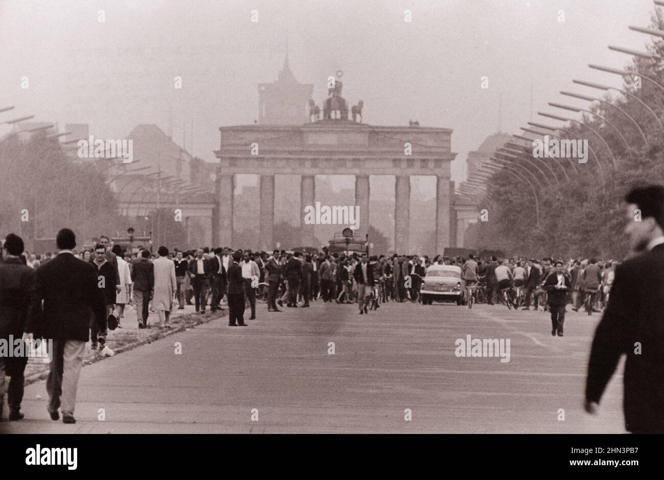 Foto d'epoca della crisi berlinese del 1961: Costruire il Muro folla di Berliner occidentali Stand prima dell'ora chiusa porta di Brandeburgo, precedentemente un principio Foto Stock