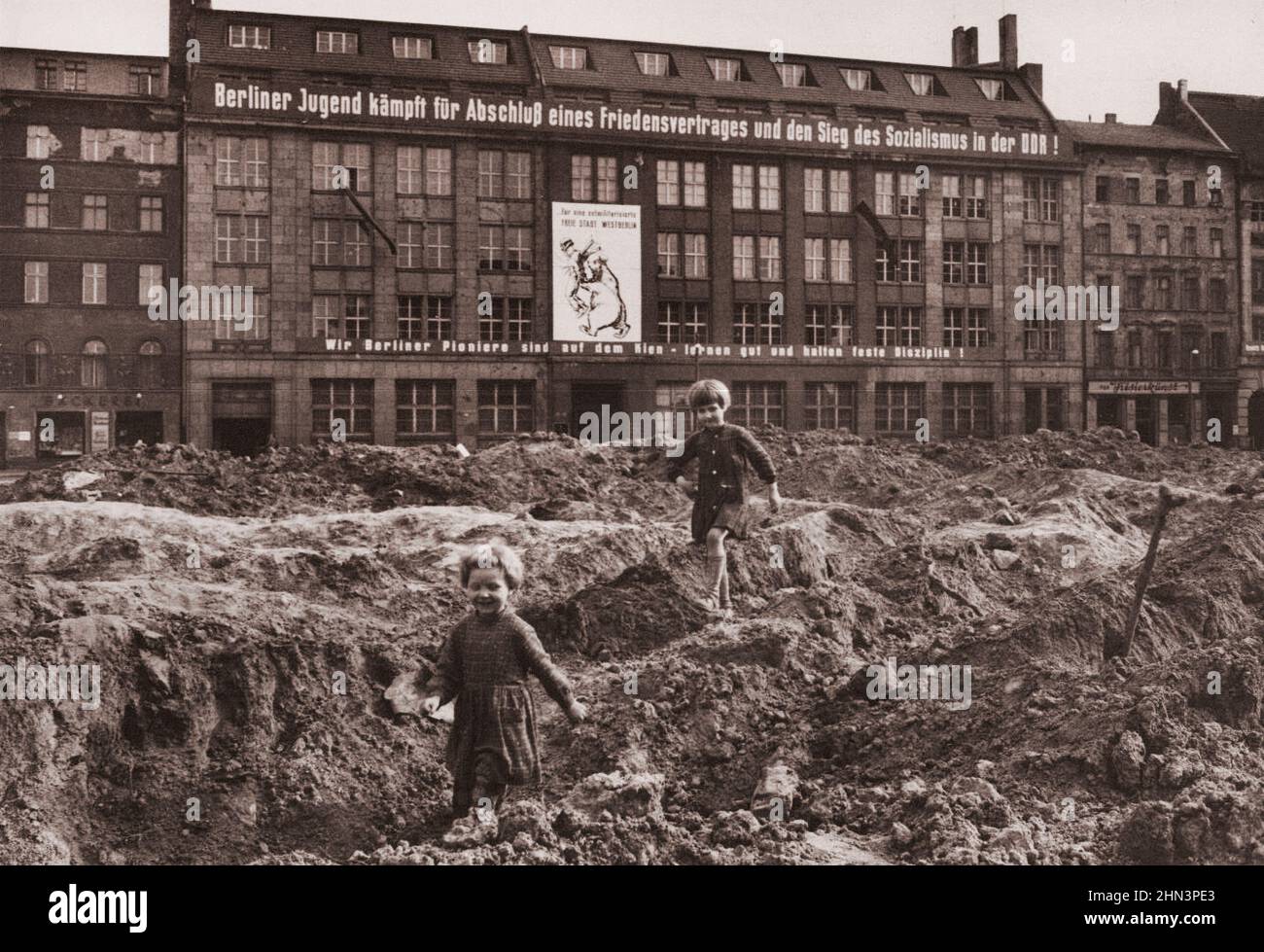 Foto d'epoca della crisi di Berlino del 1961: Costruire il Muro. I bambini giocano tra le rovine di Berlino Est. Germania orientale, 1961 Foto Stock