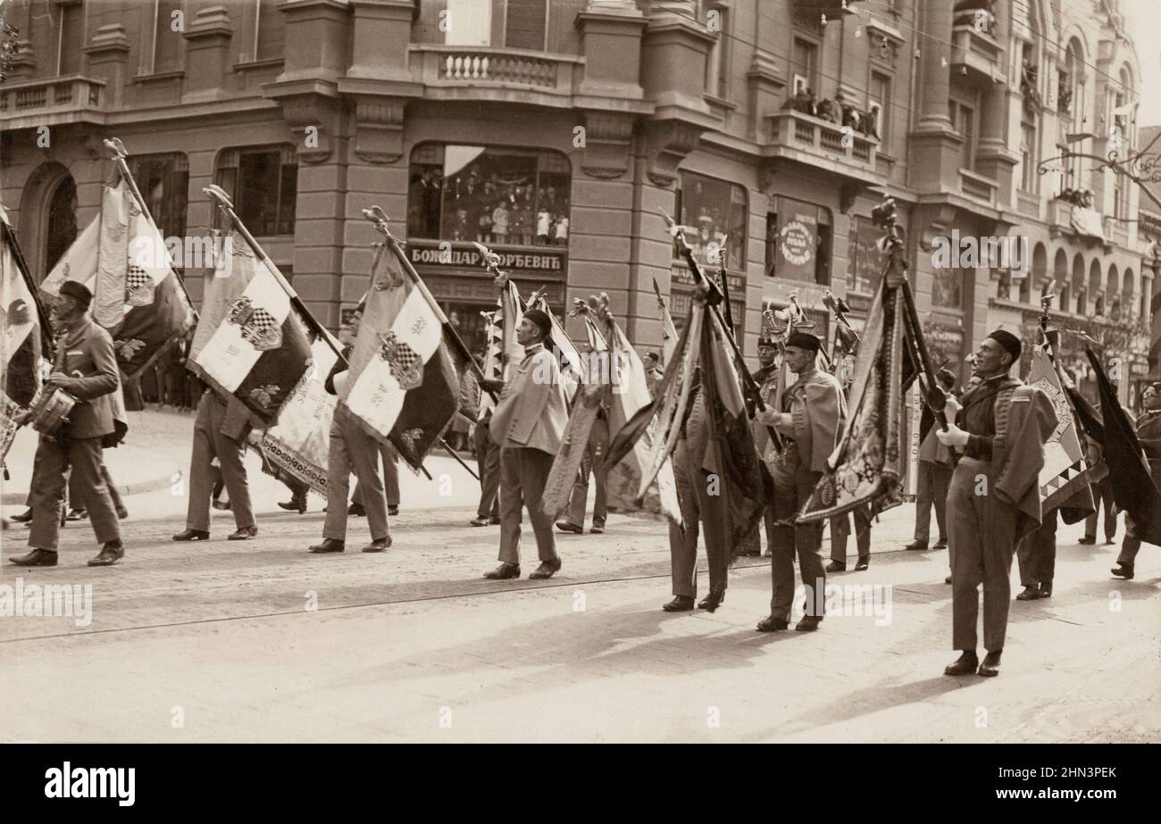 Foto d'epoca del rally di Sokol (Hawk) su Terasia. 1922 Vista della fronte della colonna durante la sfilata sokol a Belgrado sulle terrazze. Falcon h Foto Stock