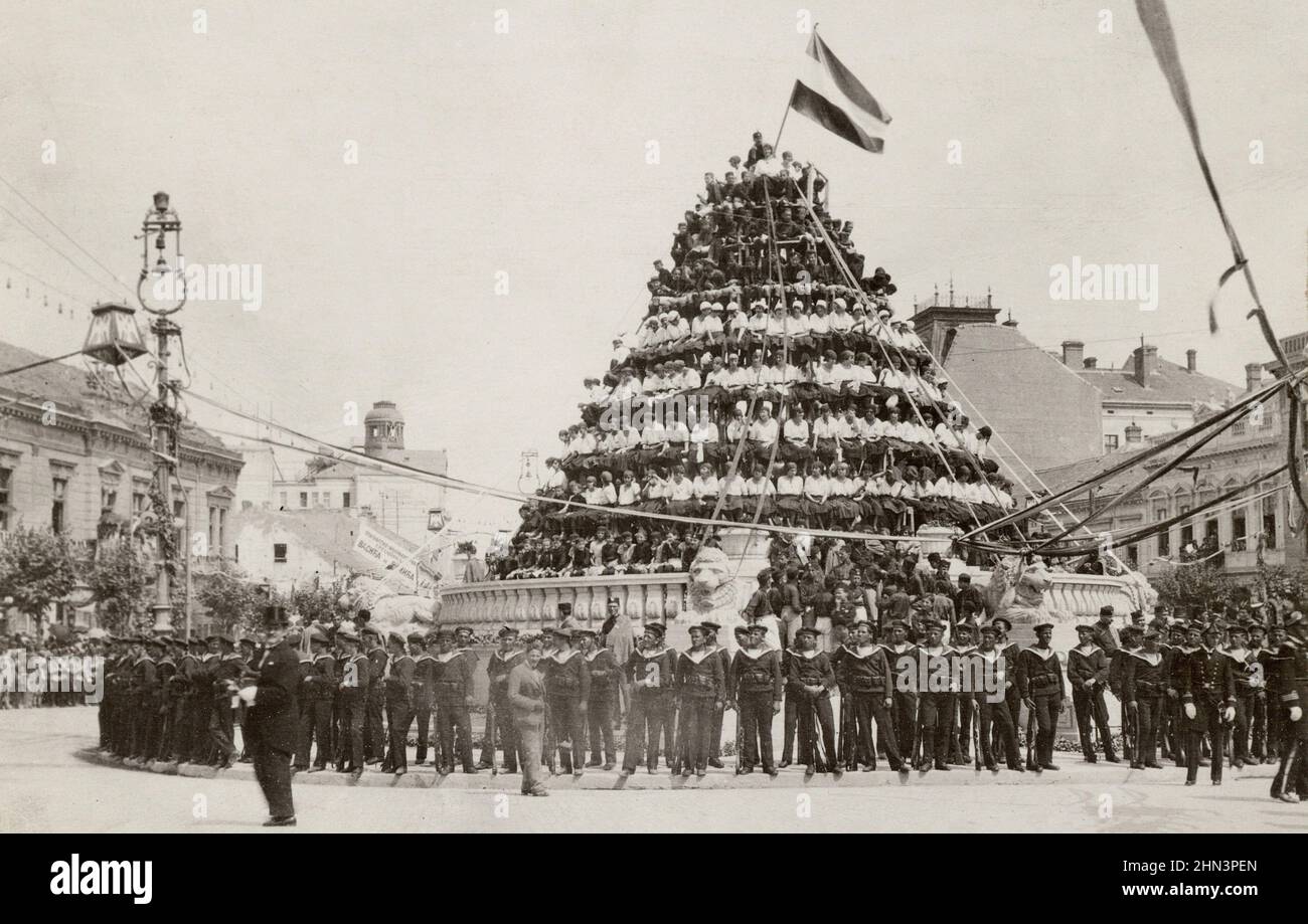 Foto d'epoca del bouquet di Sokol (Falcon) alla regina. Regno di Iugoslavia. 1922 nella foto, i membri delle società sokol si sono schierati sotto forma di un p Foto Stock