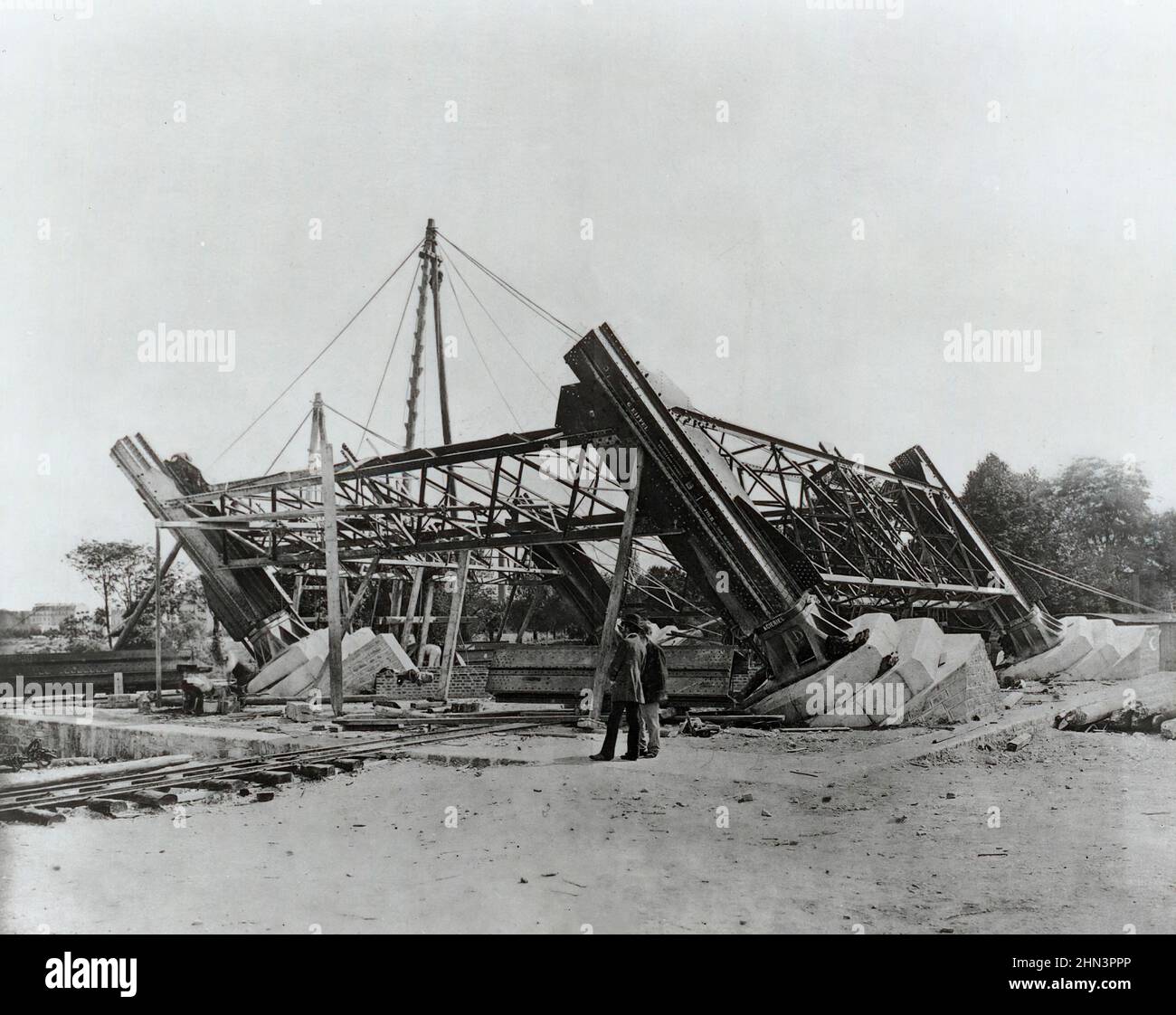 La foto d'epoca del 19th secolo dei lavori di costruzione della Torre Eiffel. 1887. Parigi, Francia. Foto Stock