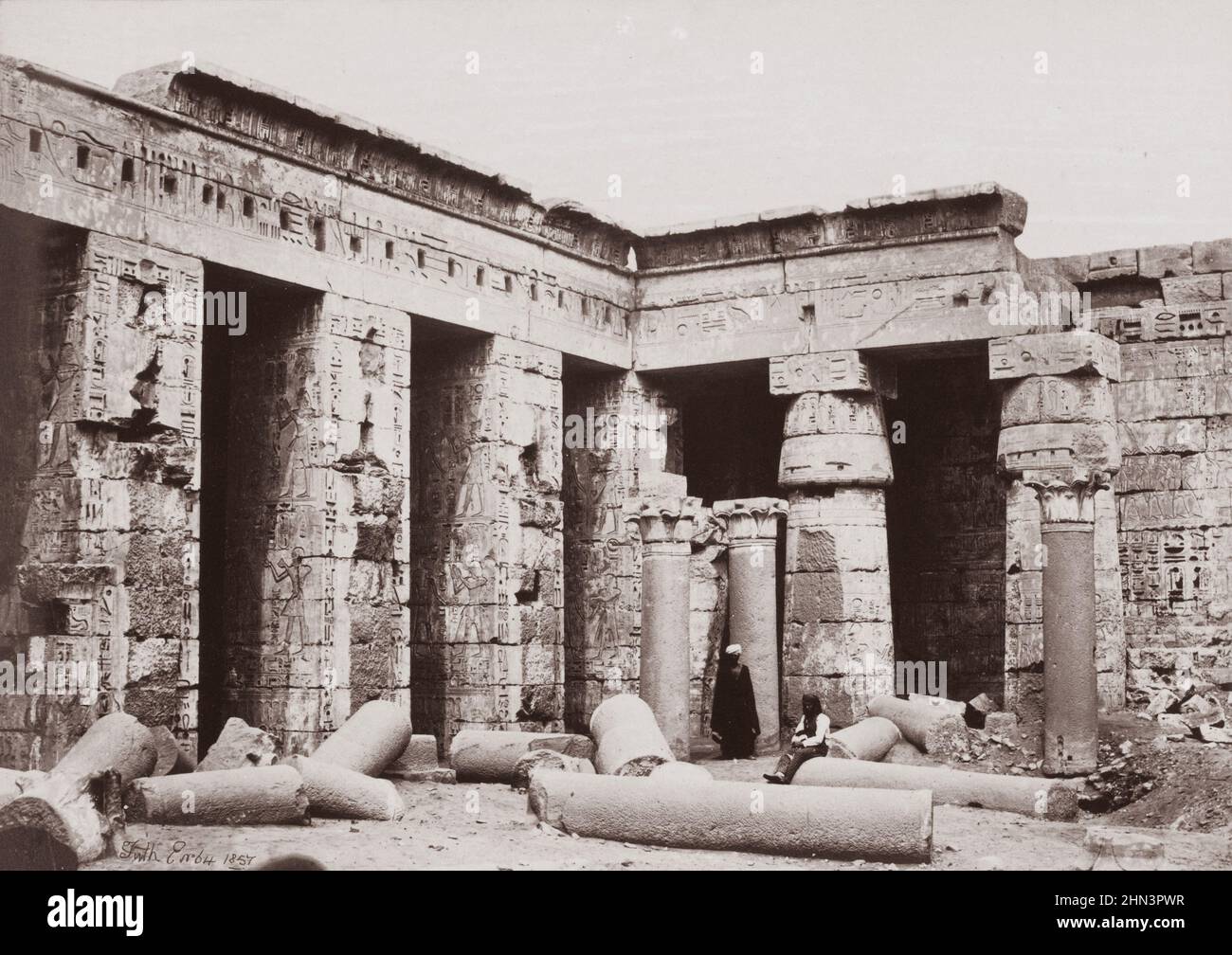 Foto d'epoca della corte interna del tempio di Medinet Habu (Tempio di Ramesses III). Di Francesco Frith. 1857 Foto Stock
