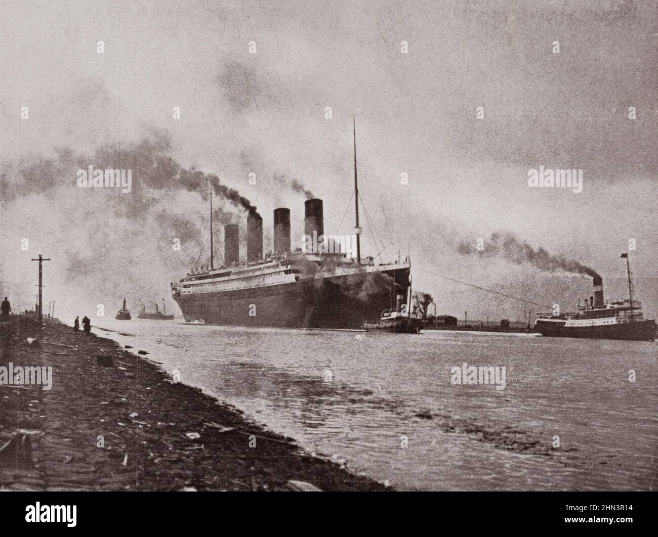 La foto d'epoca dell'RMS 'Titanic' dal porto di Southampton parte per New York. Aprile 1912 Towing the Liner Titanic dal porto di Southampton. Foto Stock