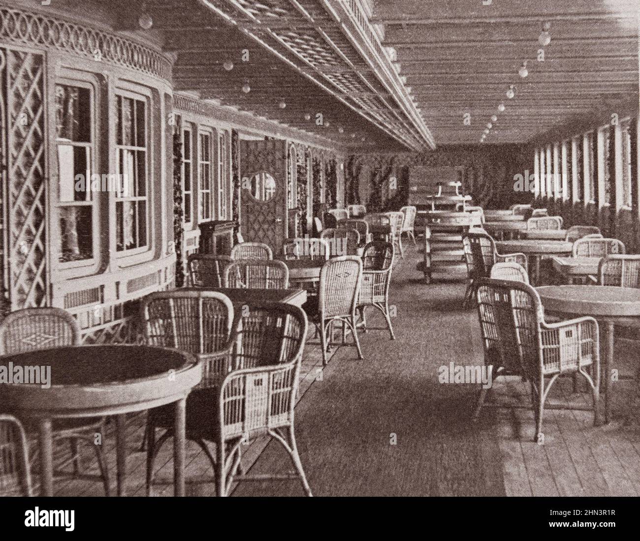 Lusso e comfort a bordo degli interni del 'Titanic' Liner: Il cafe Parisien. 1912 Foto Stock