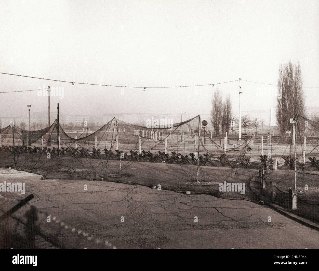 Foto d'epoca della crisi di Berlino del 1961: Costruire il Muro. Potsdamer Platz. Berlino Ovest/Berlino Est. Novembre, 22, 1961 Foto Stock