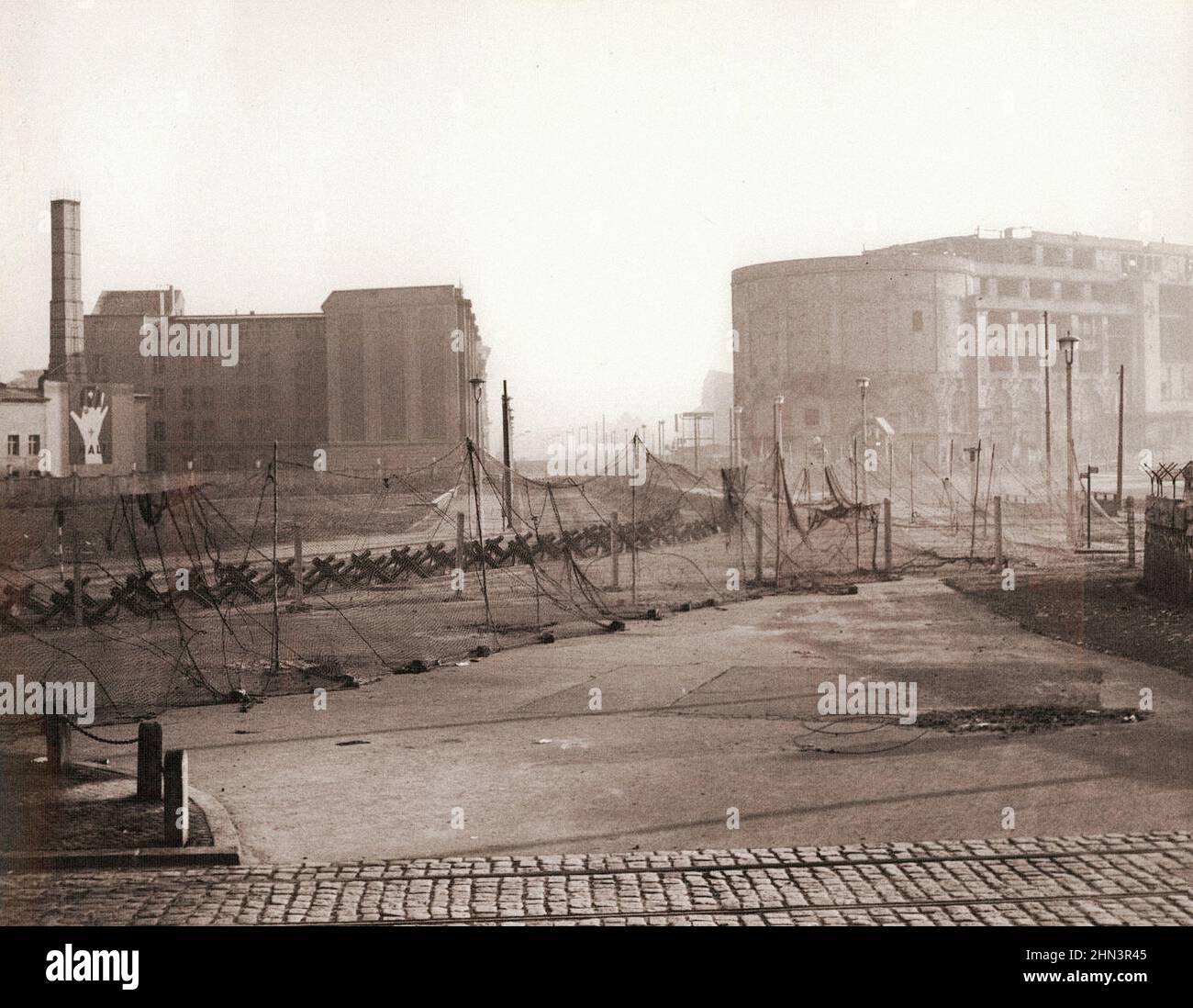 Foto d'epoca della crisi di Berlino del 1961: Costruire il Muro. Potsdamer Platz. Berlino Ovest/Berlino Est. Novembre, 22, 1961 Foto Stock