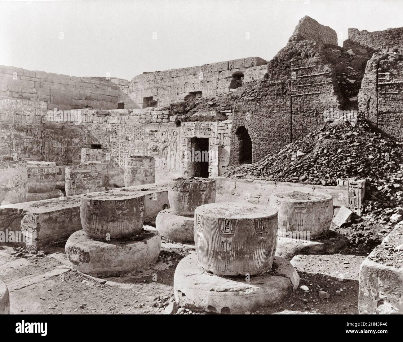 Foto d'epoca dell'interno del Tempio di Medinet Habu (Tempio di Ramesses III). Tebe. Egitto. Di Francesco Frith. 1850s Foto Stock