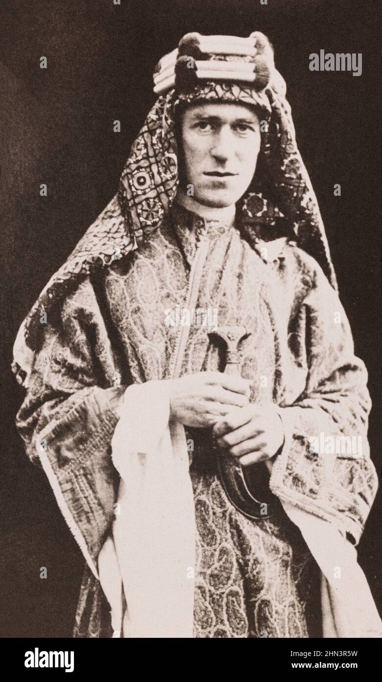 Ritratto del colonnello Thomas Edward Lawrence (Lawrence d'Arabia) in costume tradizionale. 1918 questa fotografia è relativa alla rivolta araba del 1916-18 Foto Stock