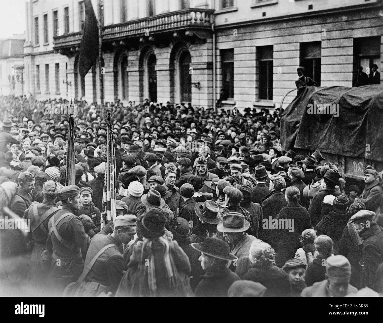Le truppe americane a Parigi formarono sfilate improvvisate per le strade di Parigi il giorno dell'armistizio. Qui sono completamente circondati da civili francesi. F Foto Stock