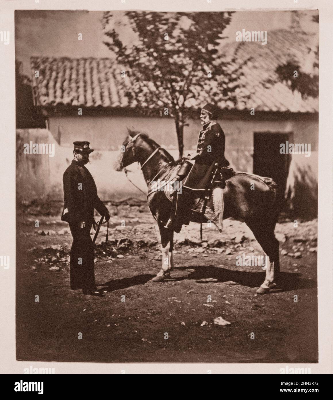 Foto d'epoca di Omar Pacha e del colonnello Simmons, commissario della regina presso la sede principale dell'esercito ottomano. 1855, di Roger Fenton, 1819-1869, phot Foto Stock
