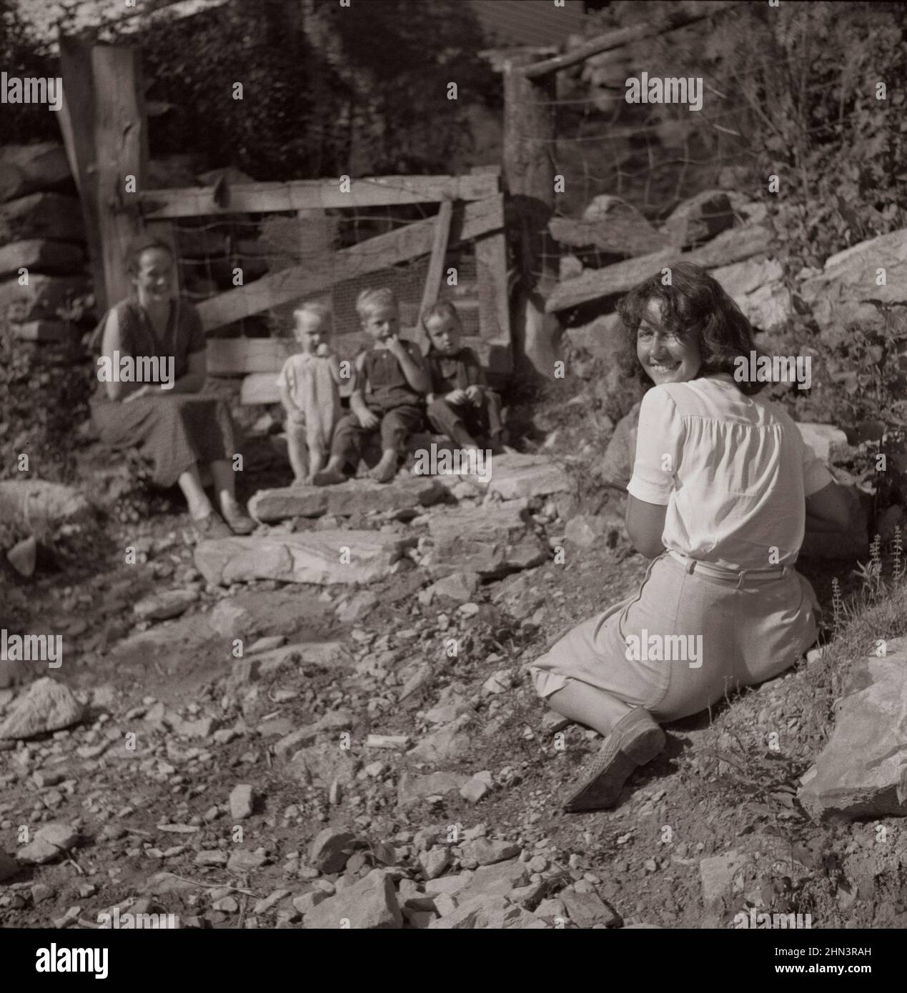 Foto d'epoca della vita americana nel 1940s. Marion Post Wolcott fotografa i bambini di montagna sui gradini di pietra della loro casa. Fino Stinking Creek, Pine Mo Foto Stock