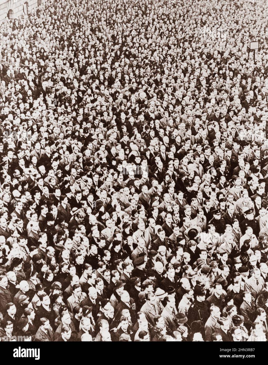 Foto d'epoca della folla nel giorno dell'armistizio. Londra, Inghilterra. 1945 Foto Stock