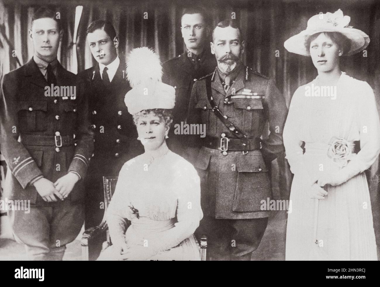 Foto d'epoca dei membri della famiglia reale britannica tra cui: (Da sinistra a destra) Albert (in seguito Giorgio VI), Giorgio, Duca di Kent; Regina Maria di Teck, lui Foto Stock