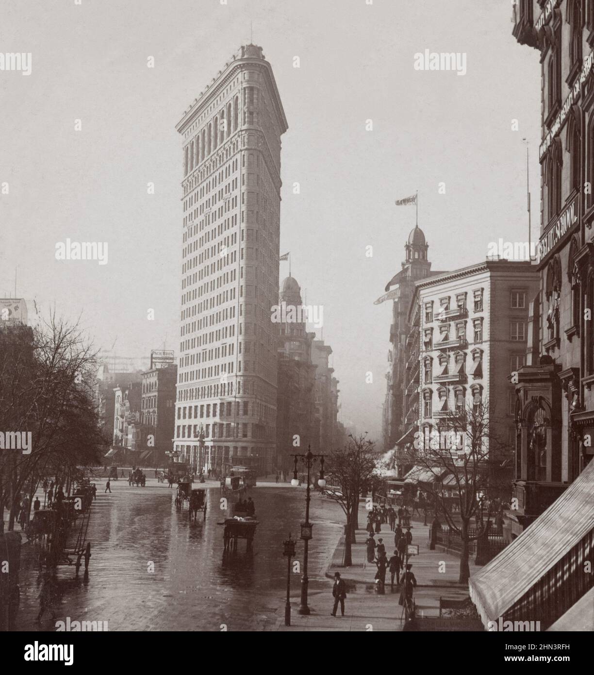 Foto d'epoca del 'Flat Iron' Building, Fifth Avenue and Broadway, New York, N.Y., U.S.A. 1900s Foto Stock