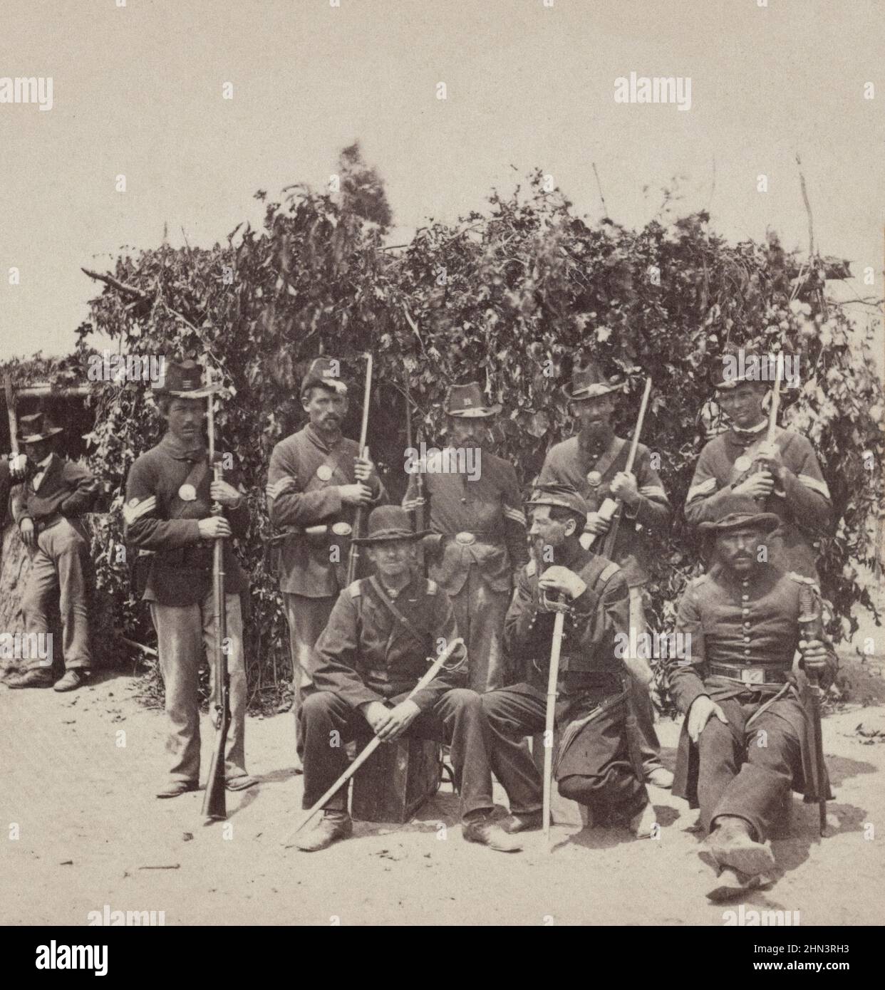 Guerra civile americana. 1861-1865 soldati della fanteria del Volontariato dell'Illinois del 134th a Columbus, Kentucky, tenendo fucili e spade. USA. 1864 Foto Stock