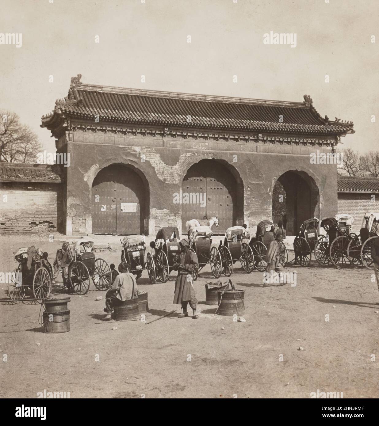 Foto d'epoca dell'ingresso al Tempio del Paradiso, Pechino, Cina. 1901 Foto Stock