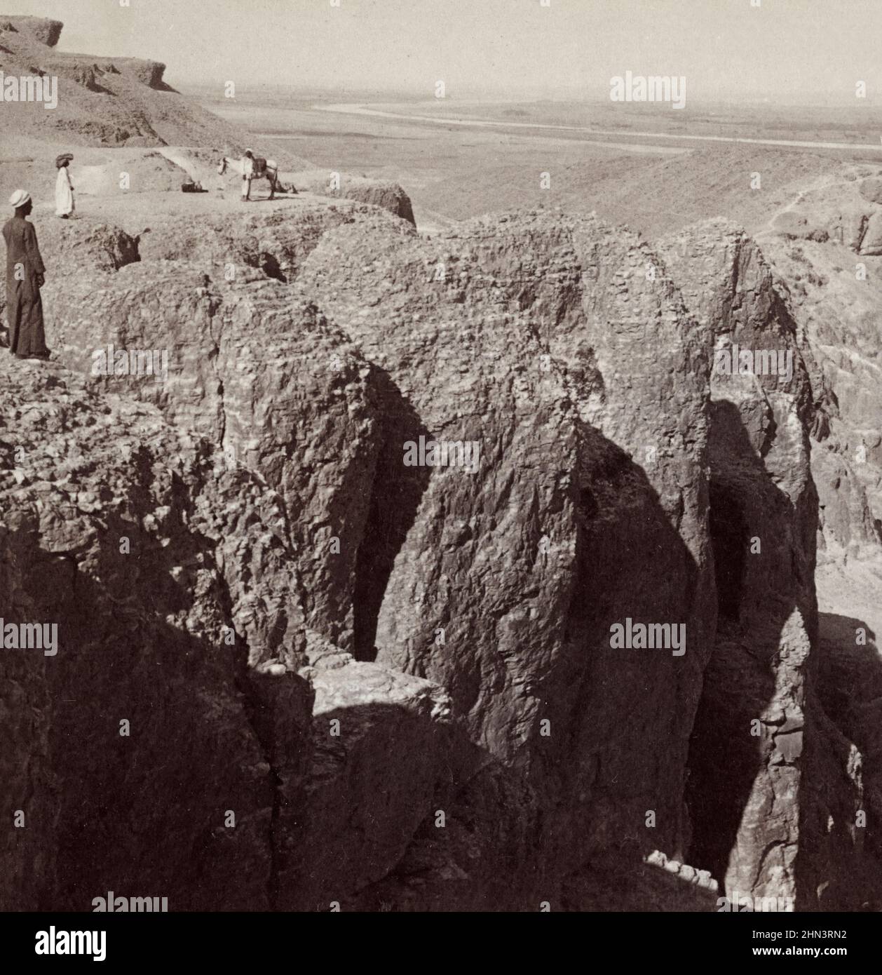 Foto d'epoca del viaggio del Nilo (nord-est), attraverso le scogliere occidentali di Tebe, Egitto. 1904 Foto Stock