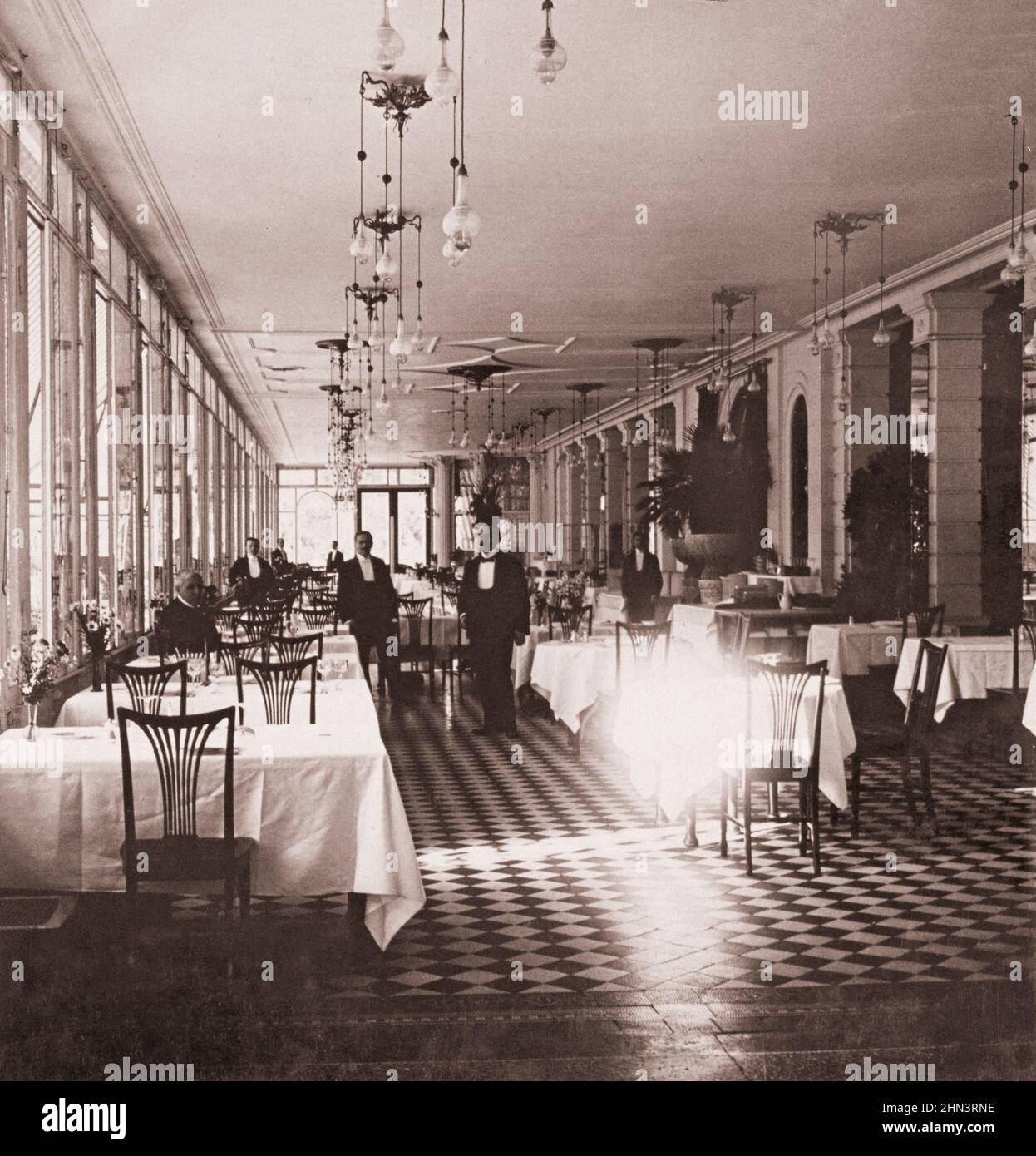 Foto d'epoca dell'interno della sala da pranzo dell'Hotel Stephanie a Baden Baden. Germania. 1908 Foto Stock