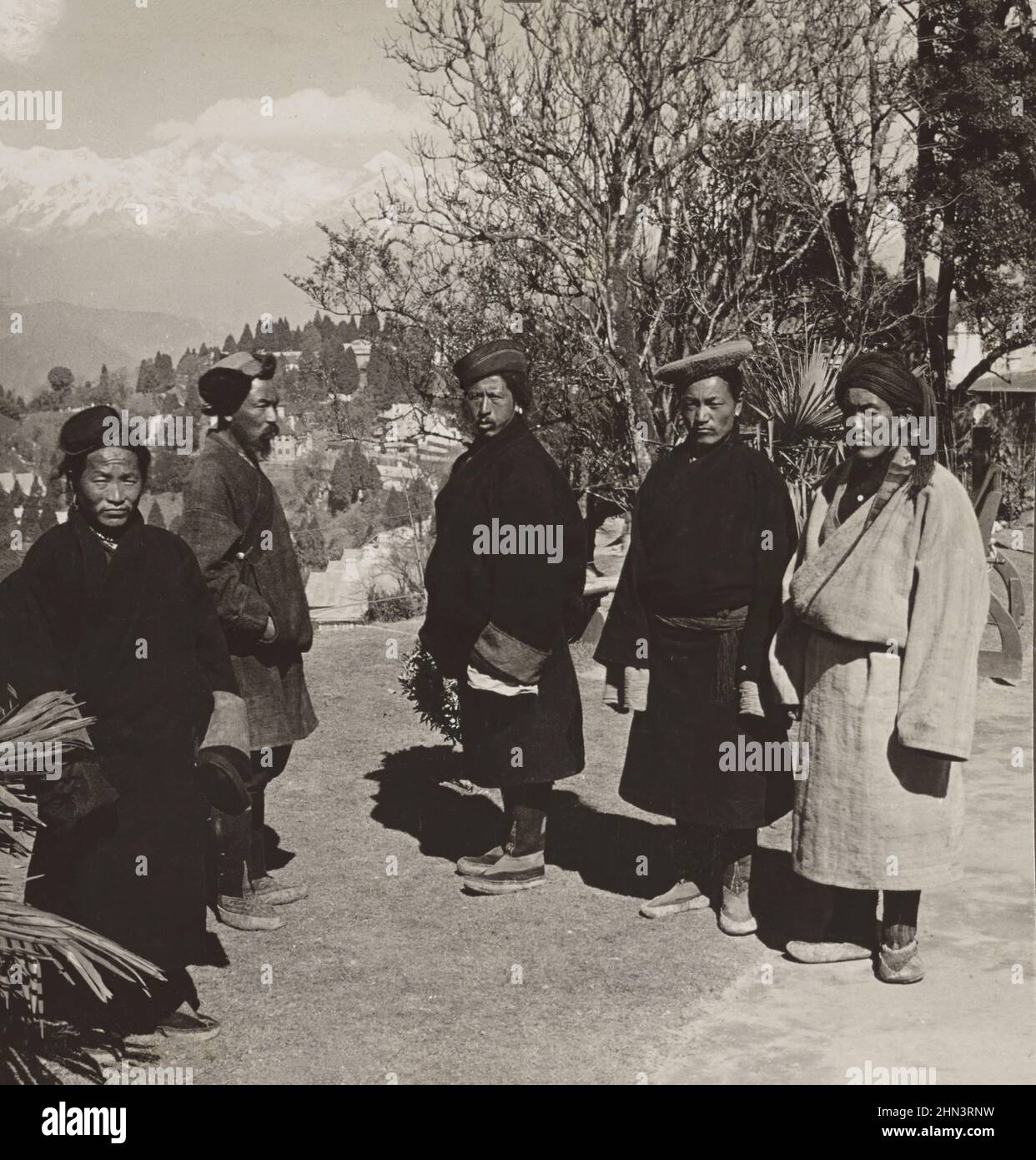 Foto d'epoca dei contadini nepalesi in abito tradizionale dalla terra del Tibet, Darjeeling, India. 1907 Foto Stock