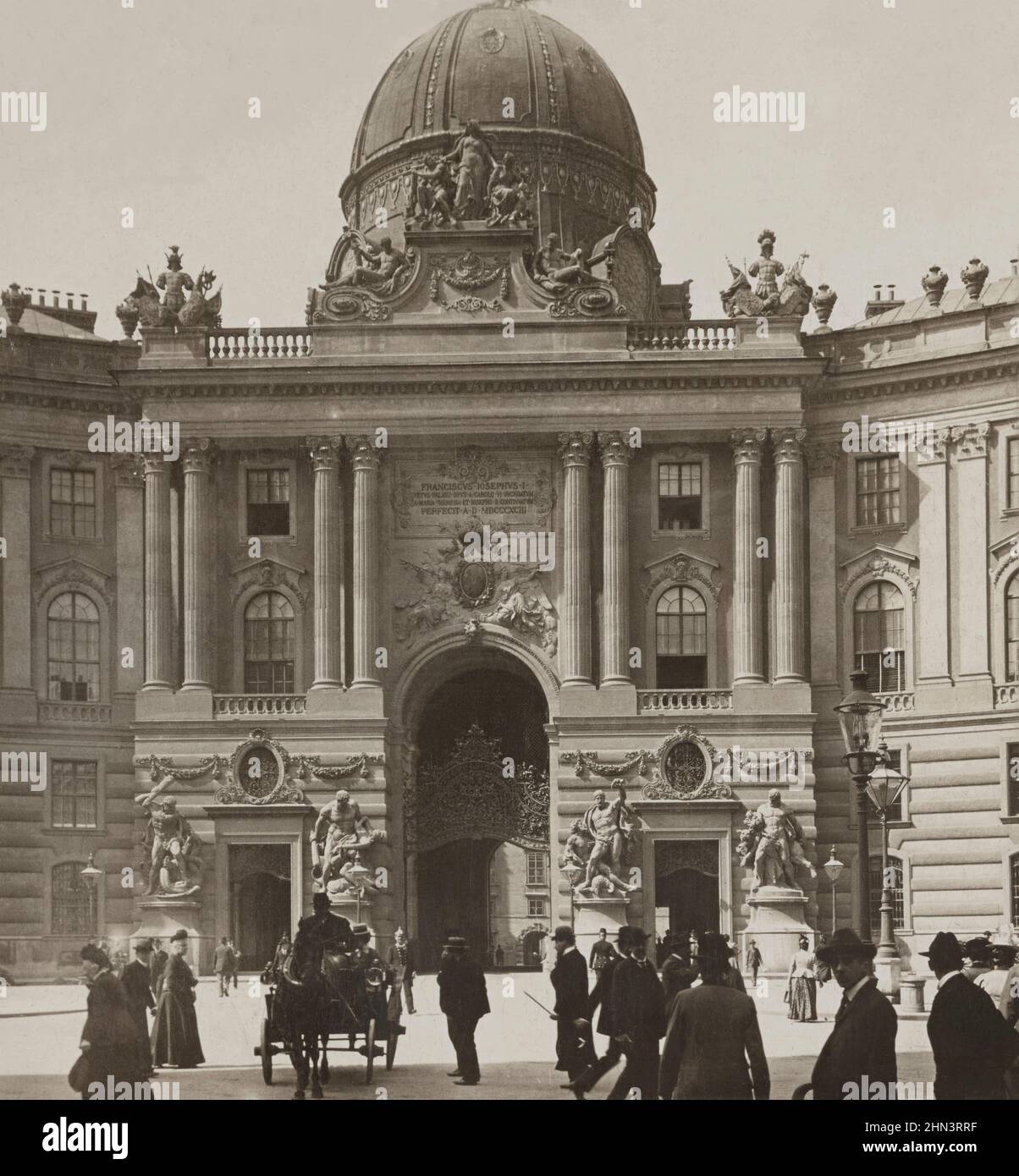 Foto d'epoca dell'ingresso al Palazzo Imperiale. Vienna, Austria. 1902 Foto Stock