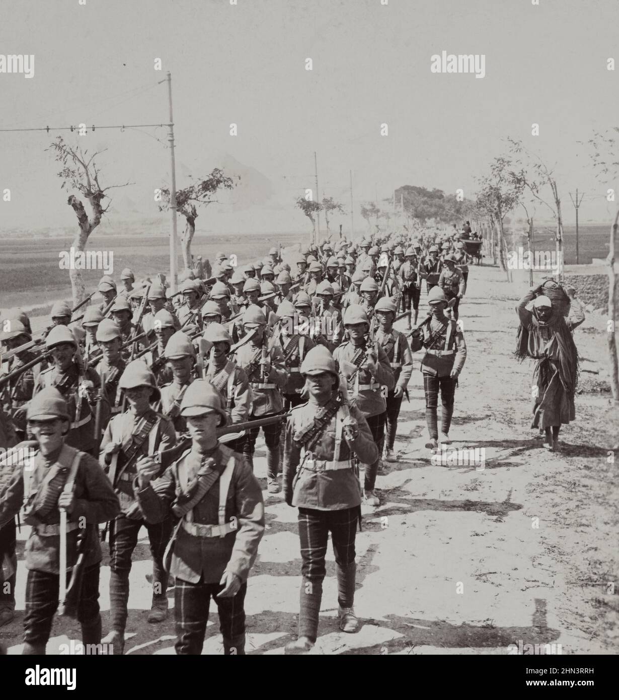 Foto d'epoca della brigata delle truppe delle Highland sulla strada prima delle piramidi Cairo, Egitto. 1903 Foto Stock