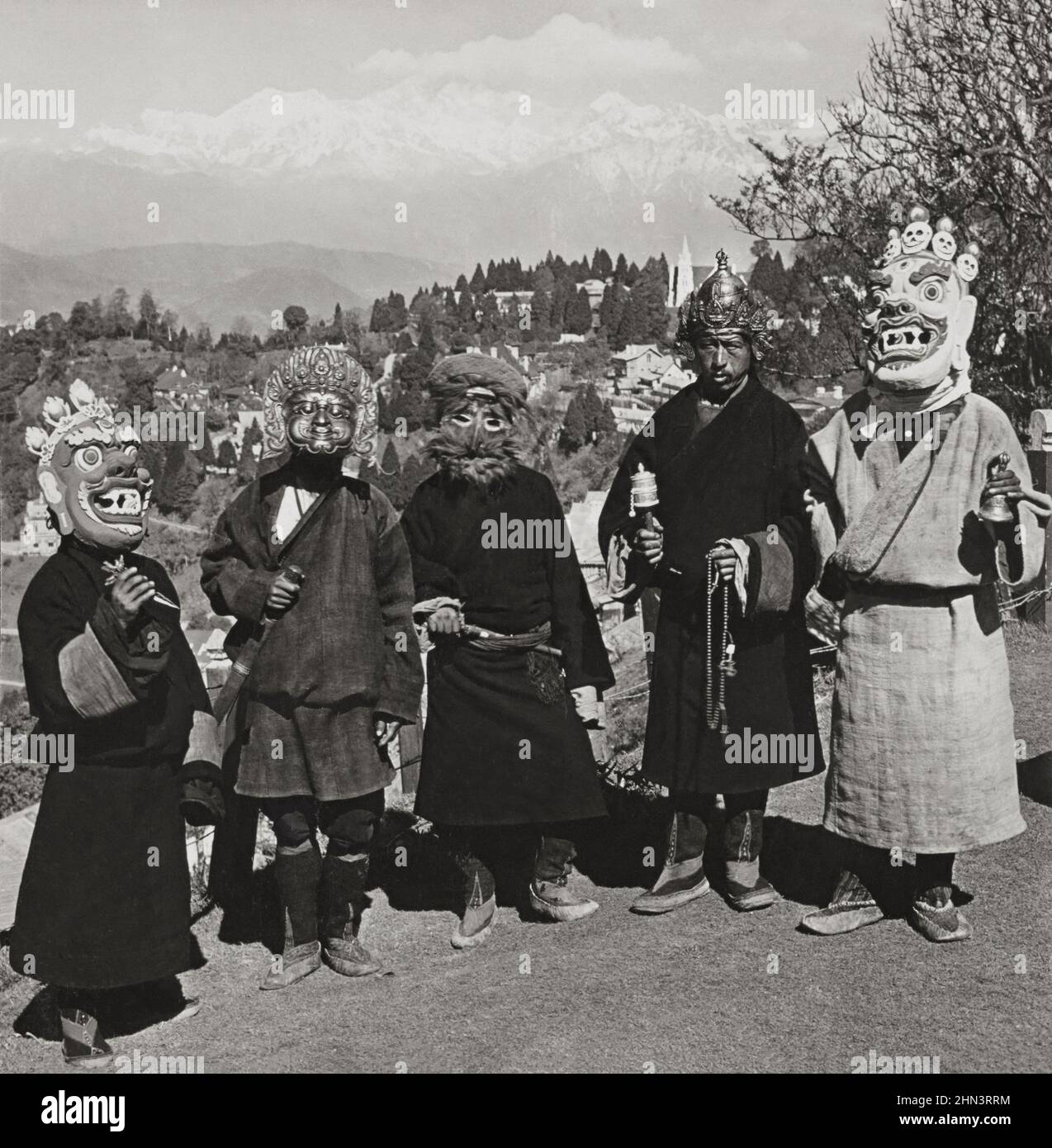 Arte delle maschere tibetane. Foto d'epoca dei ballerini tibetani del diavolo, che garantiscono di allontanare il malvagio. Darjeeling, India. 1907 Foto Stock