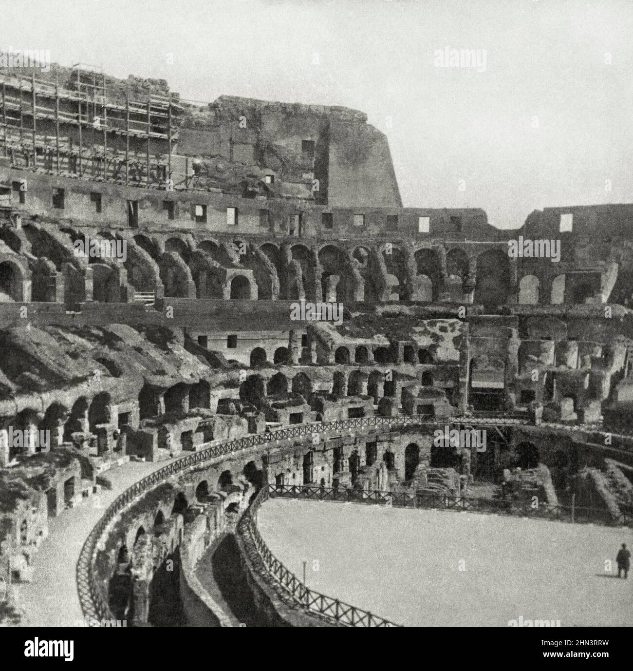 Foto d'epoca dell'interno del Colosseo, Roma, Italia. 1910s Foto Stock