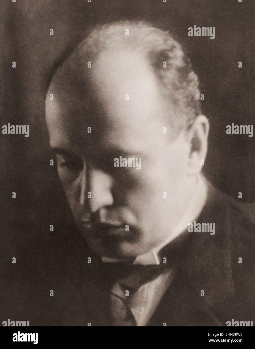 Foto d'epoca di Benito Mussolini. Benito Amilcare Andrea Mussolini (1883–1945) è stato un politico e giornalista italiano che ha fondato e guidato il 1928 Foto Stock