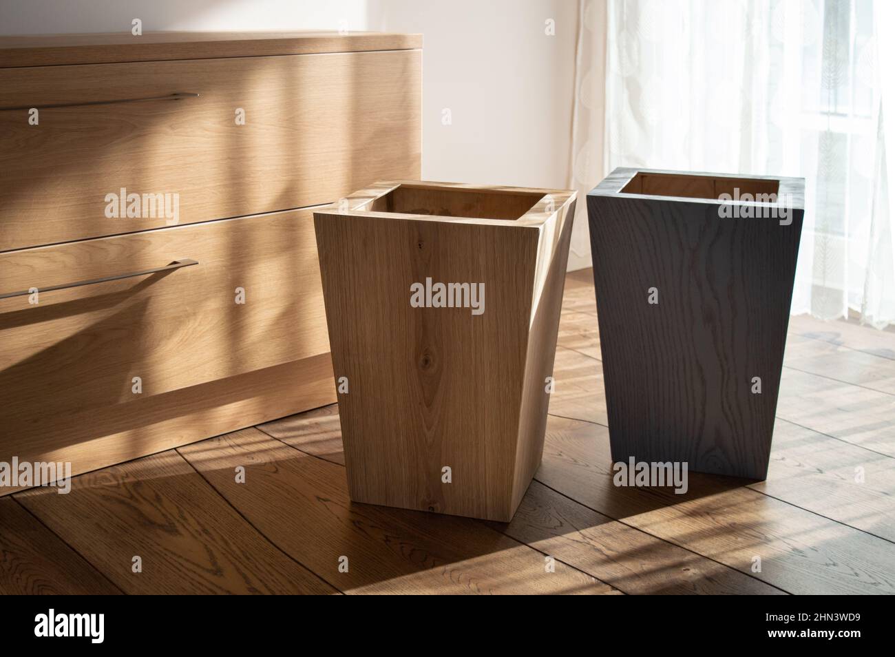 Pentole di legno alto fiore in legno naturale interno con mobili in legno naturale e pavimento in rovere Foto Stock