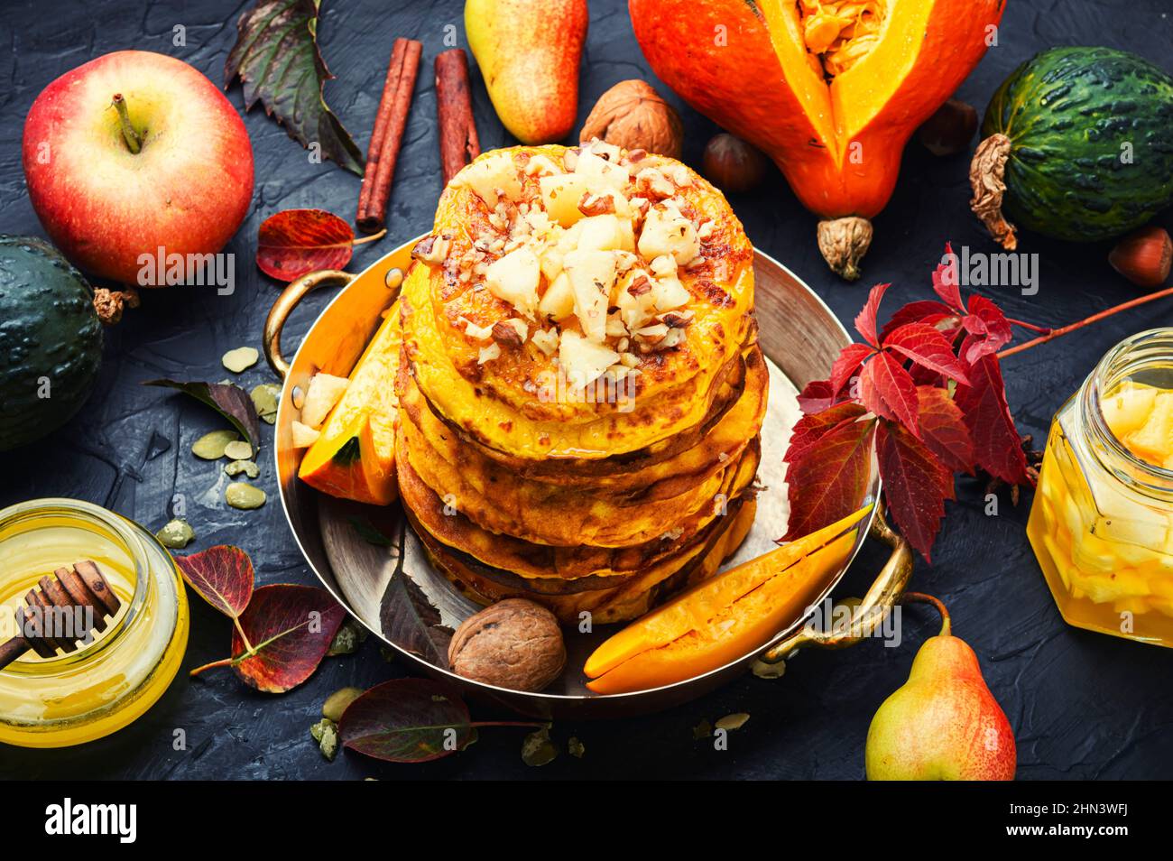 Frittura deliziosa sul tavolo. Gustosi pancake con frutta. Foto Stock