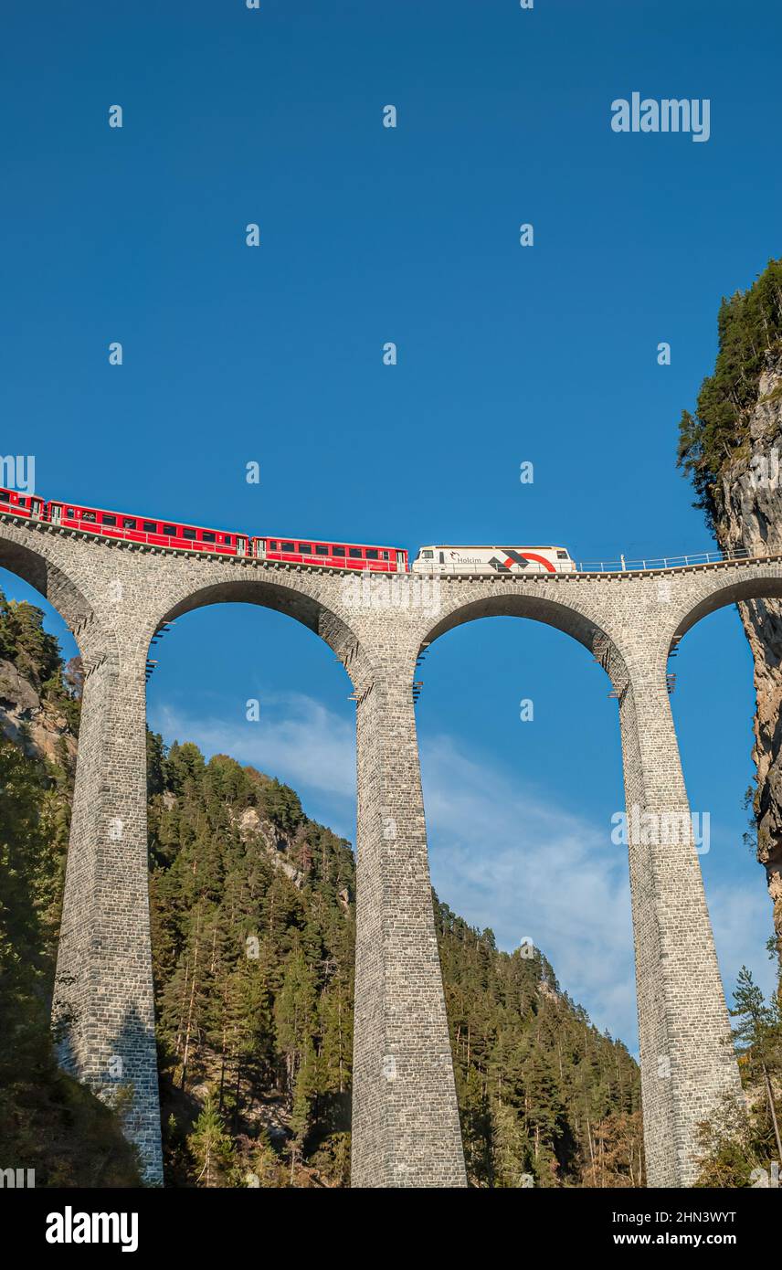 Glacier Express al Viadotto Landwasser alle Alpi svizzere, Svizzera Foto Stock