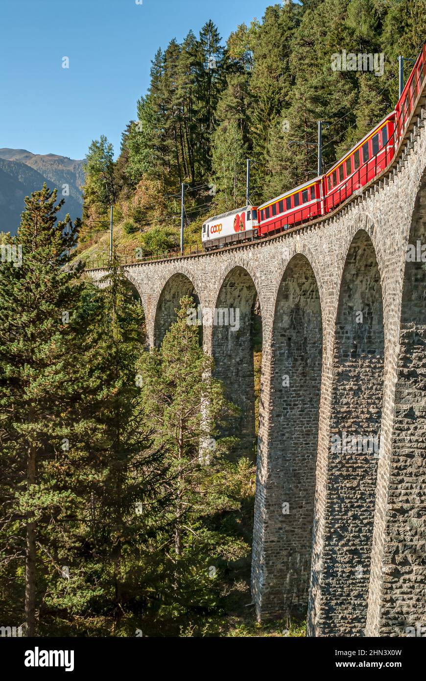 Treno di montagna al Viadukt Schmittnertobel vicino al Viadukt Landwasser, Filisur, Svizzera Foto Stock