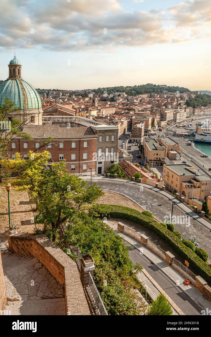 Zona portuale vista dal centro storico di Ancona, Marche, Italia Foto Stock