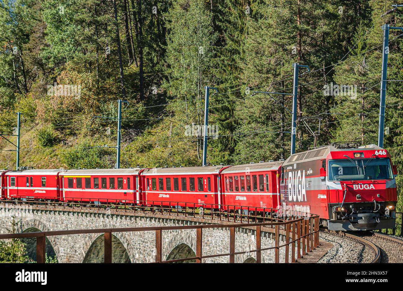 Treno di montagna al Viadukt Schmittnertobel vicino al Viadukt Landwasser, Filisur, Svizzera Foto Stock