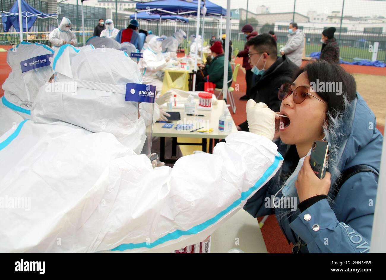 SUZHOU, CINA - 14 FEBBRAIO 2022 - i residenti conducono test gratuiti sugli acidi nucleici a Suzhou, provincia di Jiangsu, Cina, 14 febbraio 2022. Foto Stock