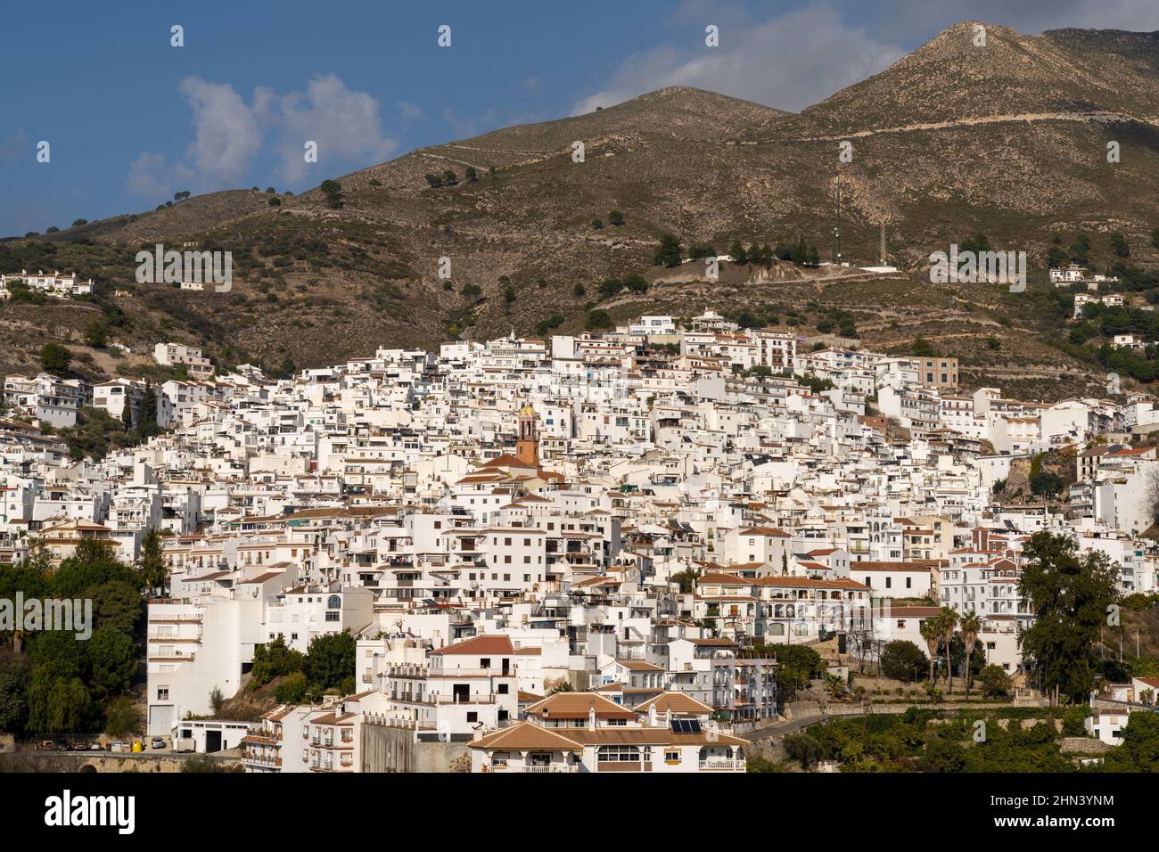 Competa, Spagna - 13 Febbraio, 2022: Villaggio imbiancato nelle colline sopra Malaga nel backcountry andaluso Foto Stock