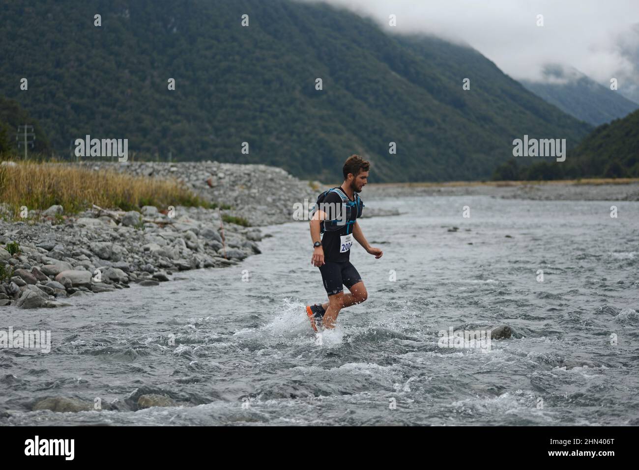 ARTHURS PASS, NUOVA ZELANDA, 12 FEBBRAIO 2022; concorrente Ethan Helliwell sulla strada per prendere il primo posto nella 33km Mountain Run individuale in un tempo di 3:34:42 Foto Stock