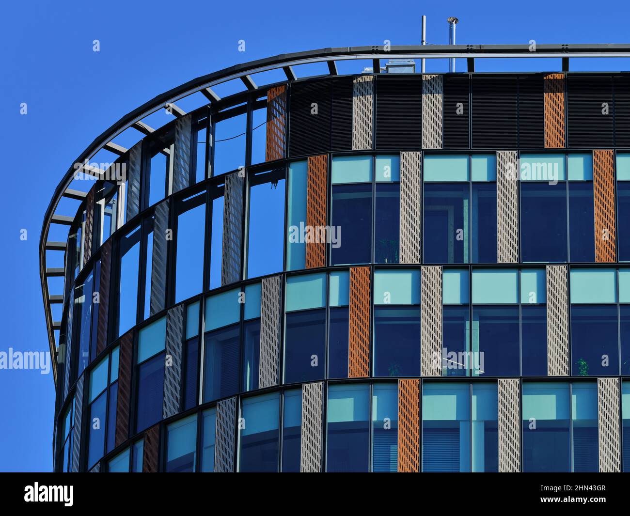 La curvatura arrotondata di un moderno edificio in vetro, Bratislava, Slovacchia Foto Stock